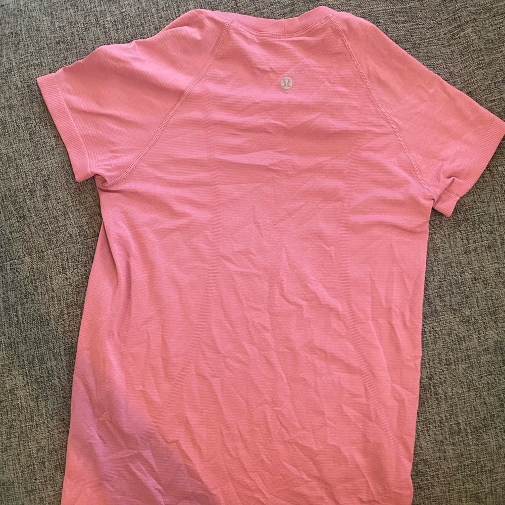 Cute lululemon tee in pinkish color